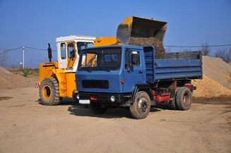 niebieski samochód ciężarowy